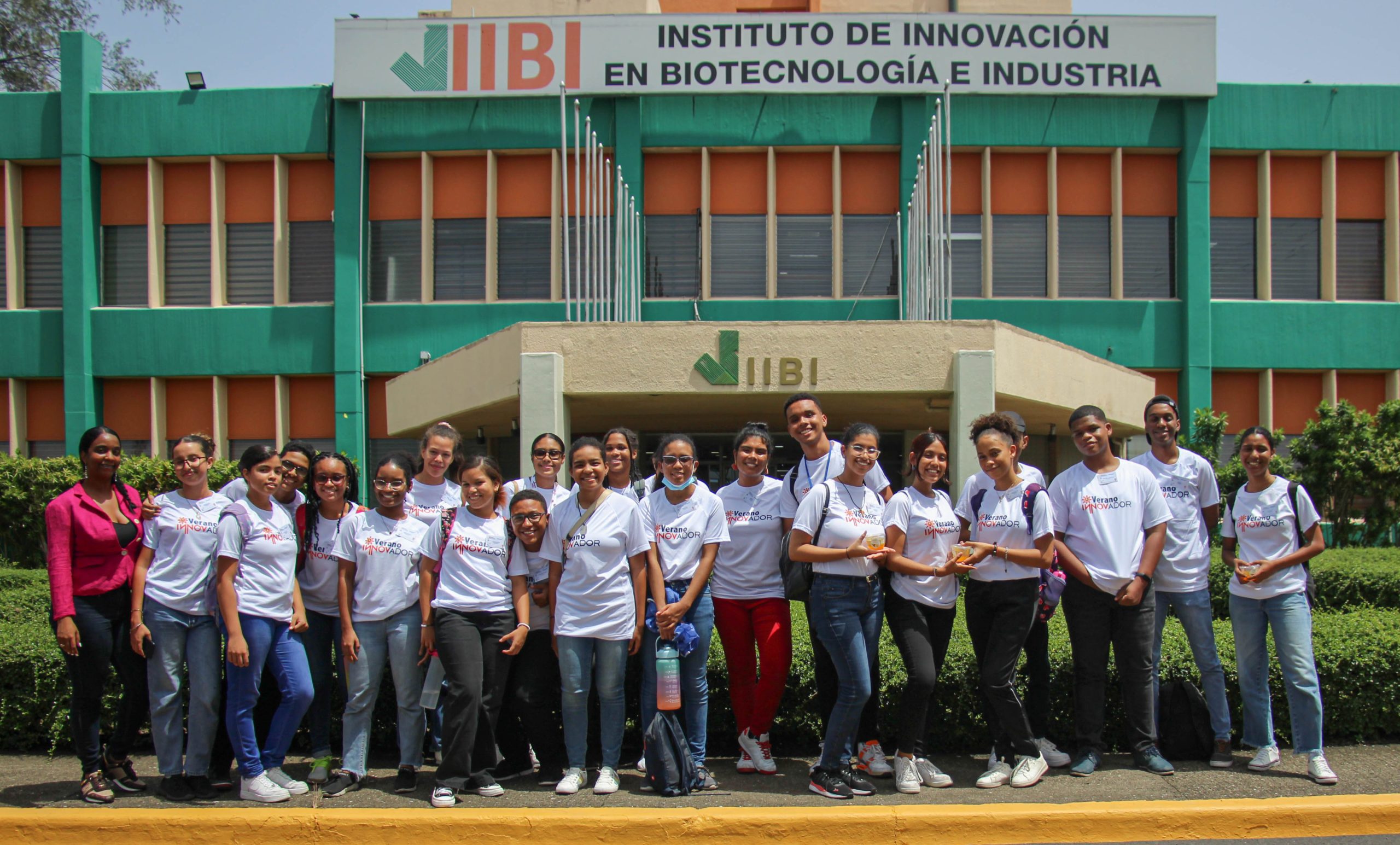 IIBI y ONAPI le ofrecen un día de experiencia científica a participantes del campamento “Verano Innovador”